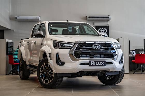 TOYOTA HILUX 2.8 D-4D TURBO DIESEL CD SRX PLUS 4X4 AUTOMÁTICO